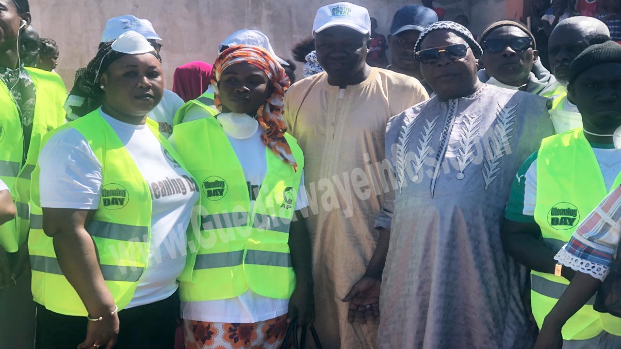 Cleaning day :Le Maire Beydi Seye en collaboration avec le réseau des enseignants républicains pour des établissements propres