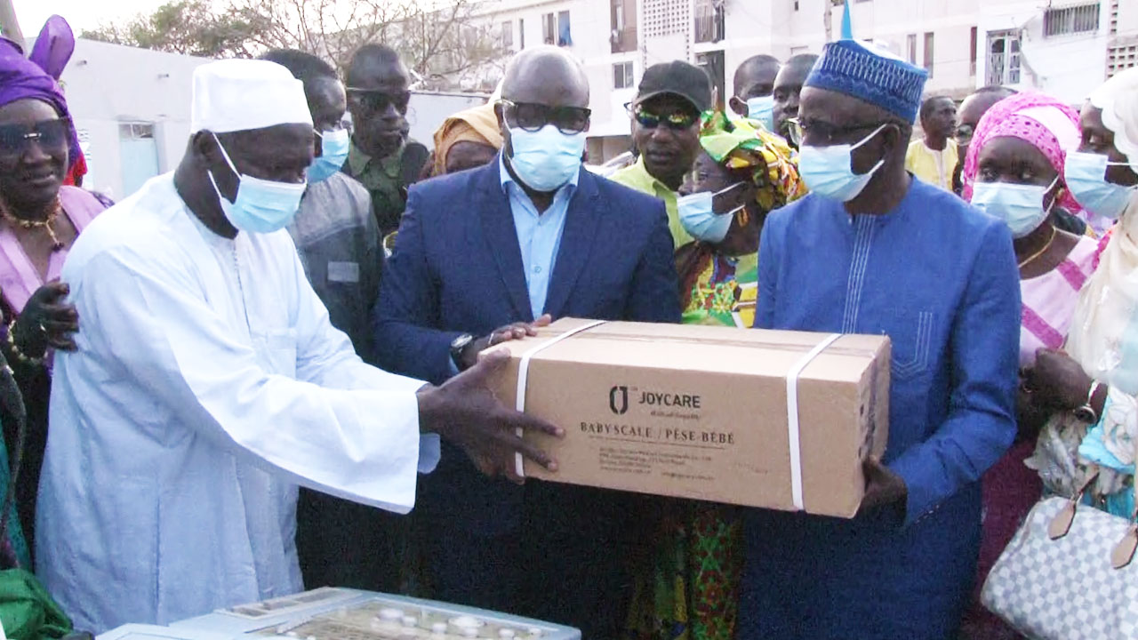Ahmed Aidara offre un don de matériel médical à hauteur de10.000.000 au Poste santé de Sahm Notaire(vidéo)
