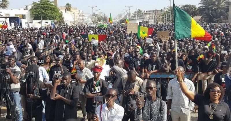 La fragile endurance : du soutien populaire à la défiance politique au Sénégal
